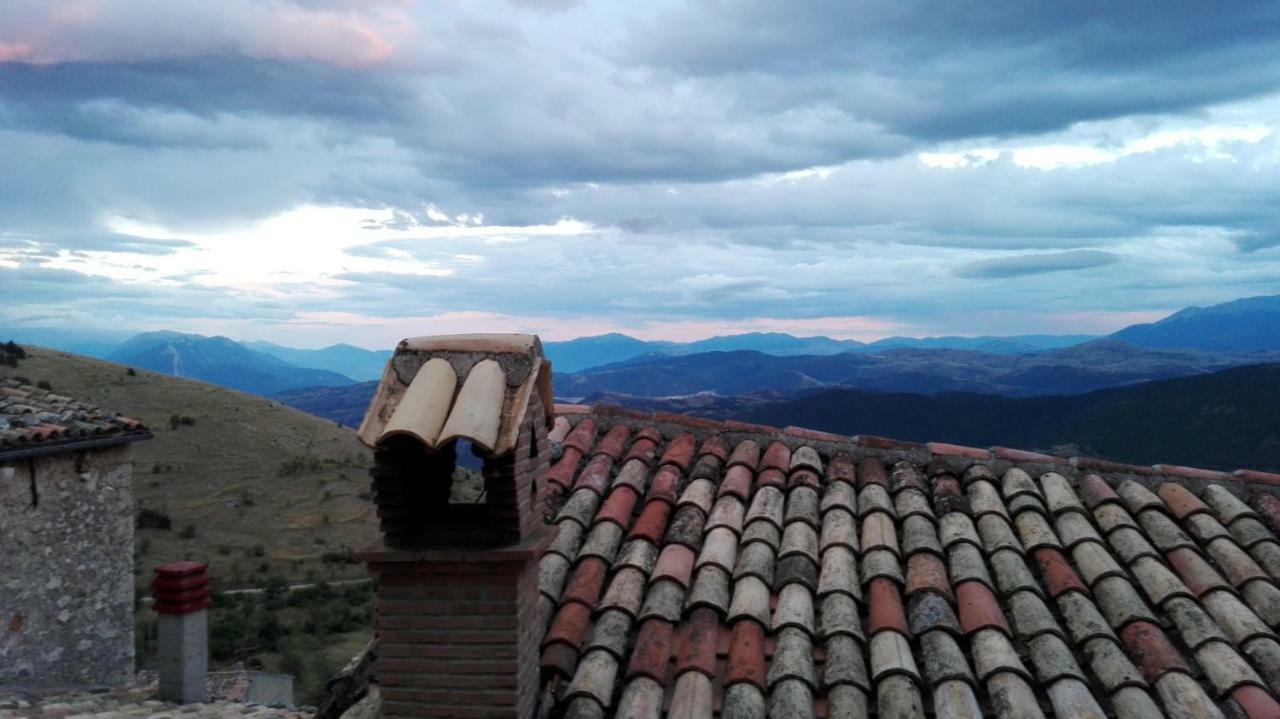 Villa Antica Roccia Calascio Esterno foto