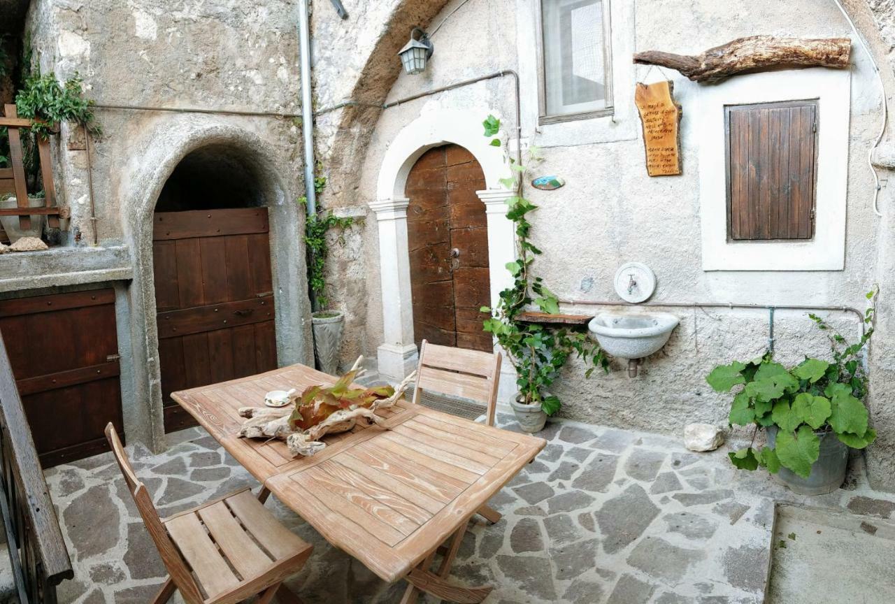 Villa Antica Roccia Calascio Esterno foto